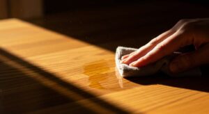 Holzmöbel pflegen: Warum Olivenöl laut Tischlern die beste Wahl ist