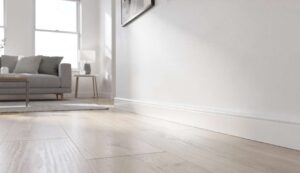 Keine Bohrmaschine mehr: Diese moderne Technik befestigt Fußleisten an jeder Wand ohne ein einziges Loch