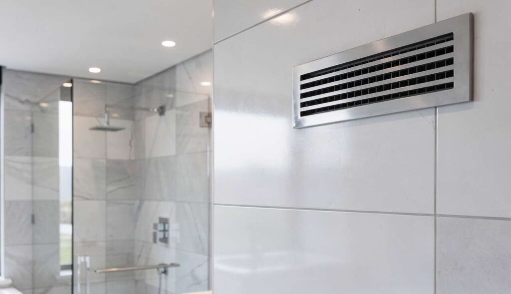 Verstaubtes Badezimmer-Lüftungsgitter: Die japanische Methode schützt die Gesundheit – leise und ohne Staubsauger